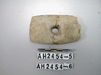 藏品(帶孔磨製板形器)的圖片